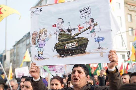 Protest gegen deutsche Panzer, die von der türkischen Armee angeblich gegen Kurden in Syrien eingesetzt werden.