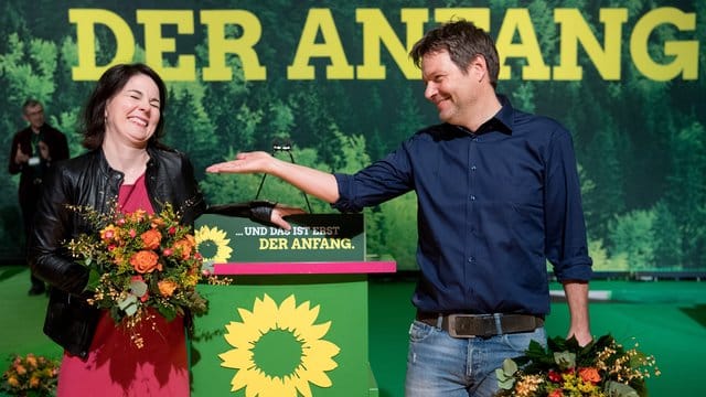 Die neuen Bundesvorsitzenden Robert Habeck und Annalena Baerbock freuen über ihre Wahl. Die neuen Bundesvorsitzenden Robert Habeck und Annalena Baerbock freuen über ihre Wahl.