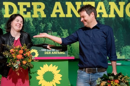 Die neuen Bundesvorsitzenden Robert Habeck und Annalena Baerbock freuen über ihre Wahl.