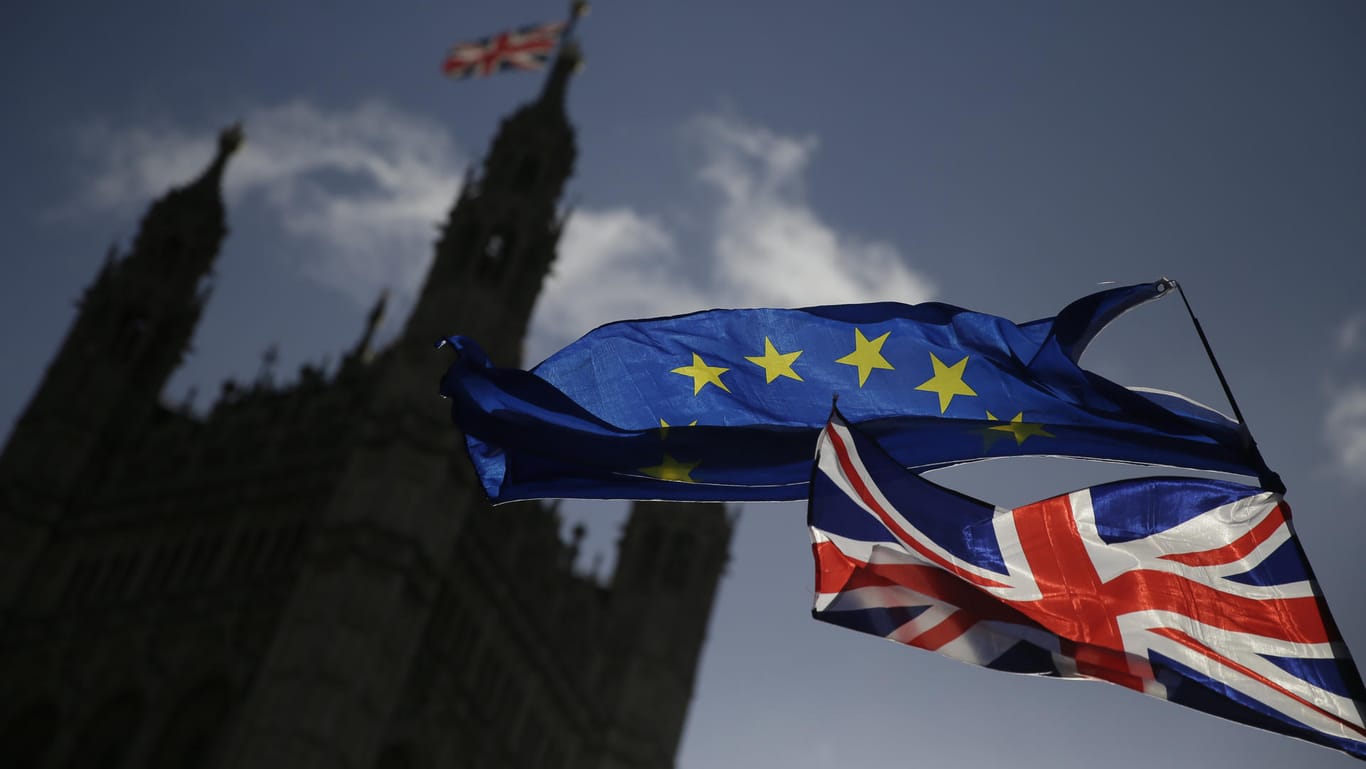 Eine EU-Flagge und eine britische Nationalflagge wehen vor dem britischen Parlament: Am Montag wollen die EU-Europaminister die Leitlinien für die Übergangsphase im Brexit verabschieden.