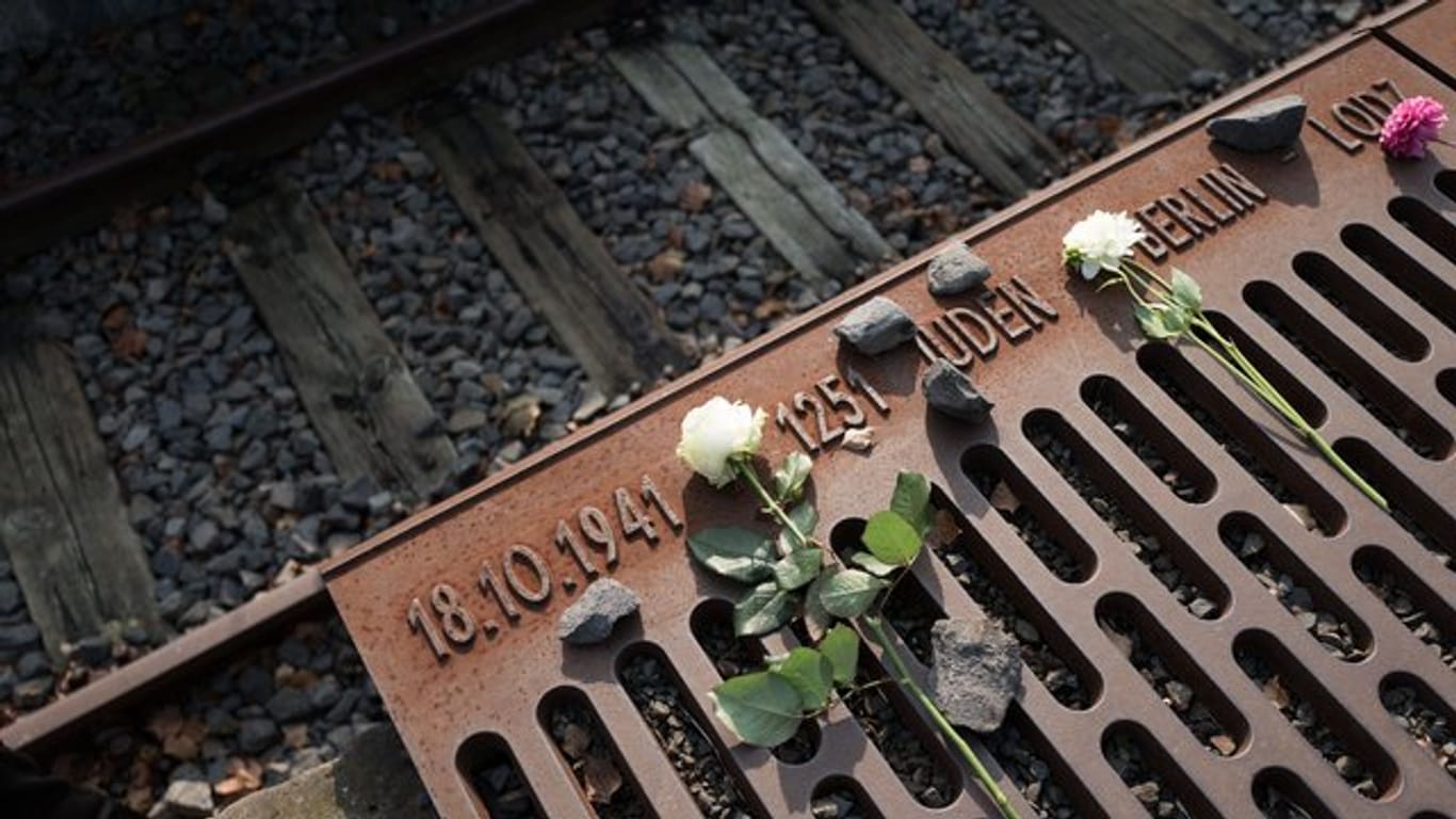 Blumen liegen im Gedenken an den Beginn der Deportationen von Juden aus Berlin am Gleis 17 im Bahnhof Grunewald.