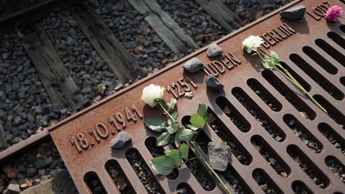 Blumen liegen im Gedenken an den Beginn der Deportationen von Juden aus Berlin am Gleis 17 im Bahnhof Grunewald.