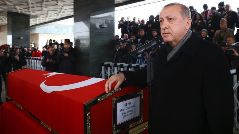 Präsident Erdogan spricht bei der Beerdigung eines türkischen Soldaten, der bei der türkischen Offensive in Syrien ums Leben gekommen ist.