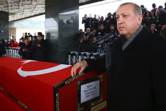 Präsident Erdogan spricht bei der Beerdigung eines türkischen Soldaten, der bei der türkischen Offensive in Syrien ums Leben gekommen ist.