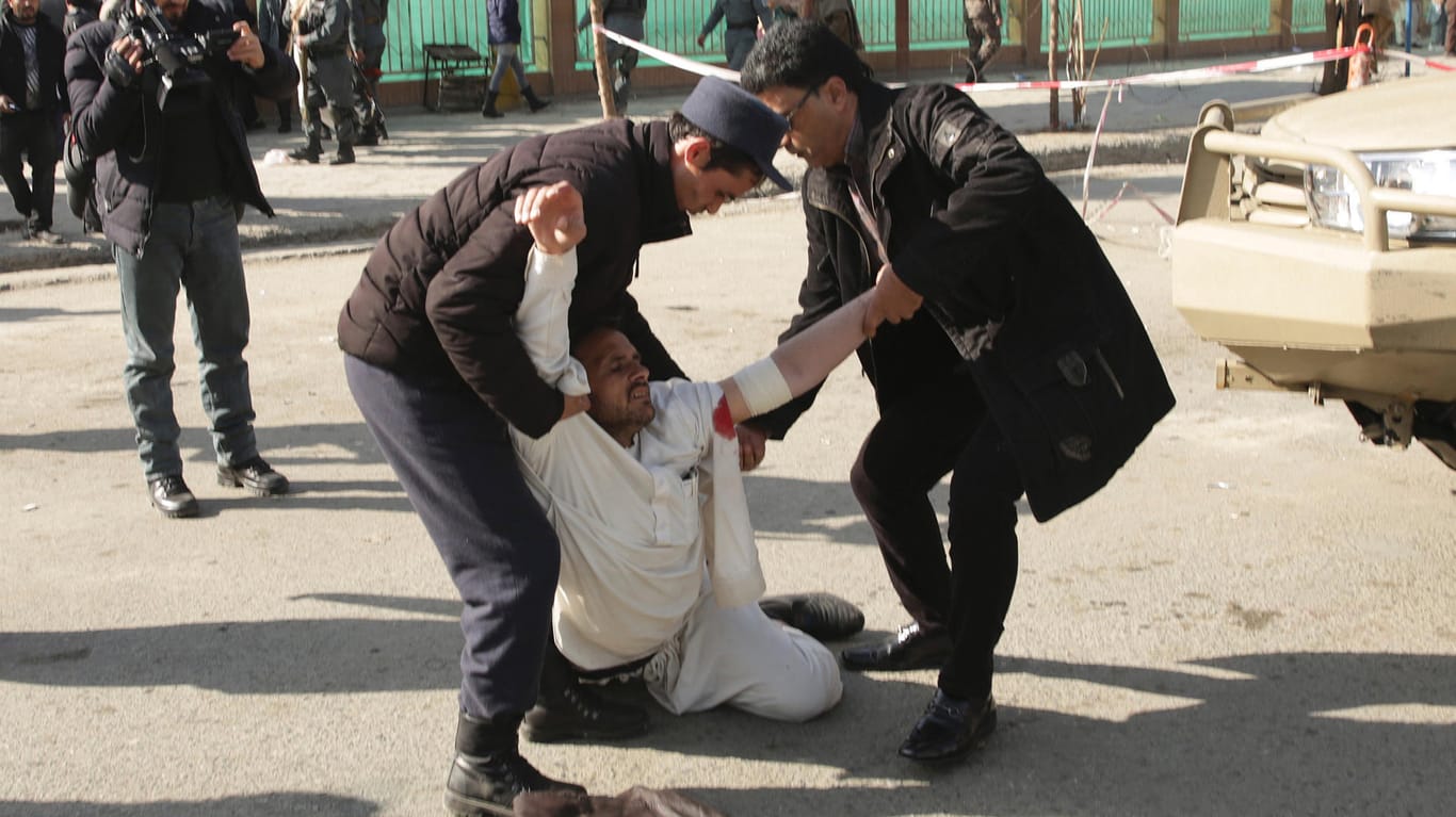 Nach der Explosion in Kabul: Ein Verletzter wird am Tatort assistiert.