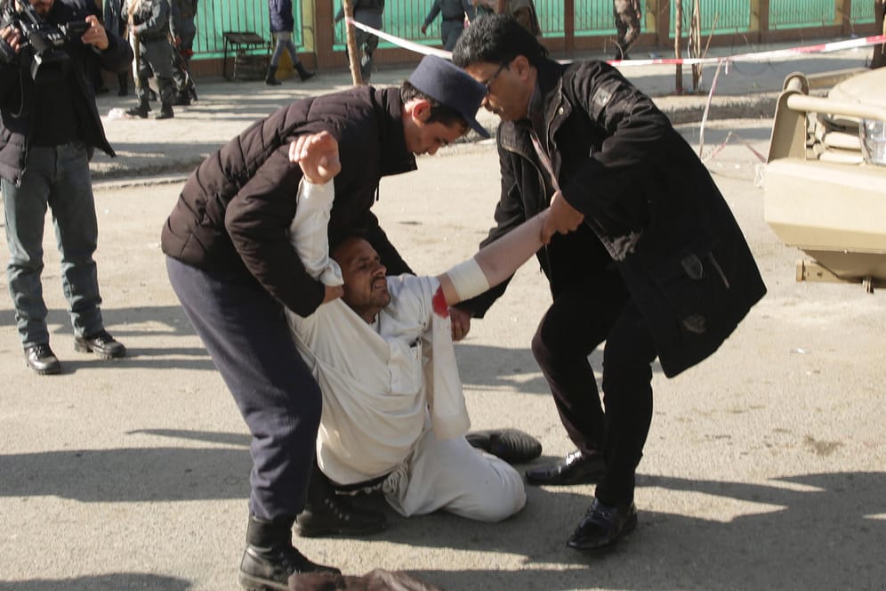 Nach der Explosion in Kabul: Ein Verletzter wird am Tatort assistiert.