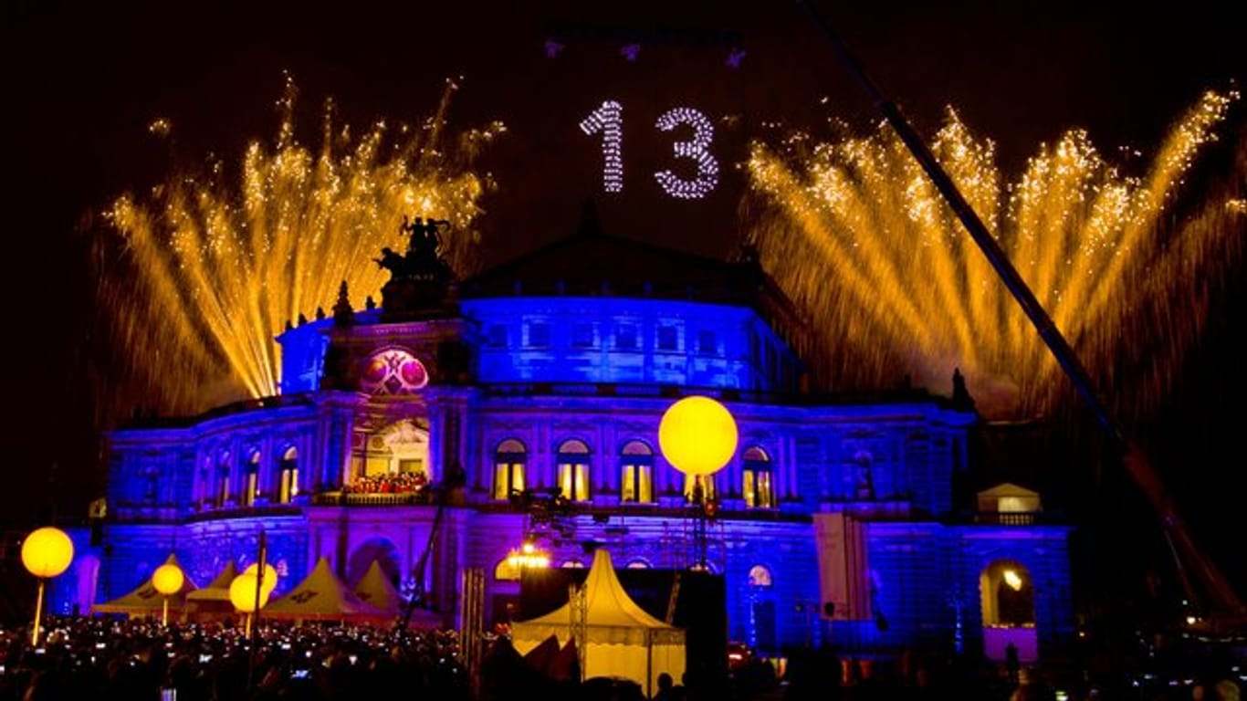 Der Ball wurde mit einem Feuerwerk über der Oper eröffnet.