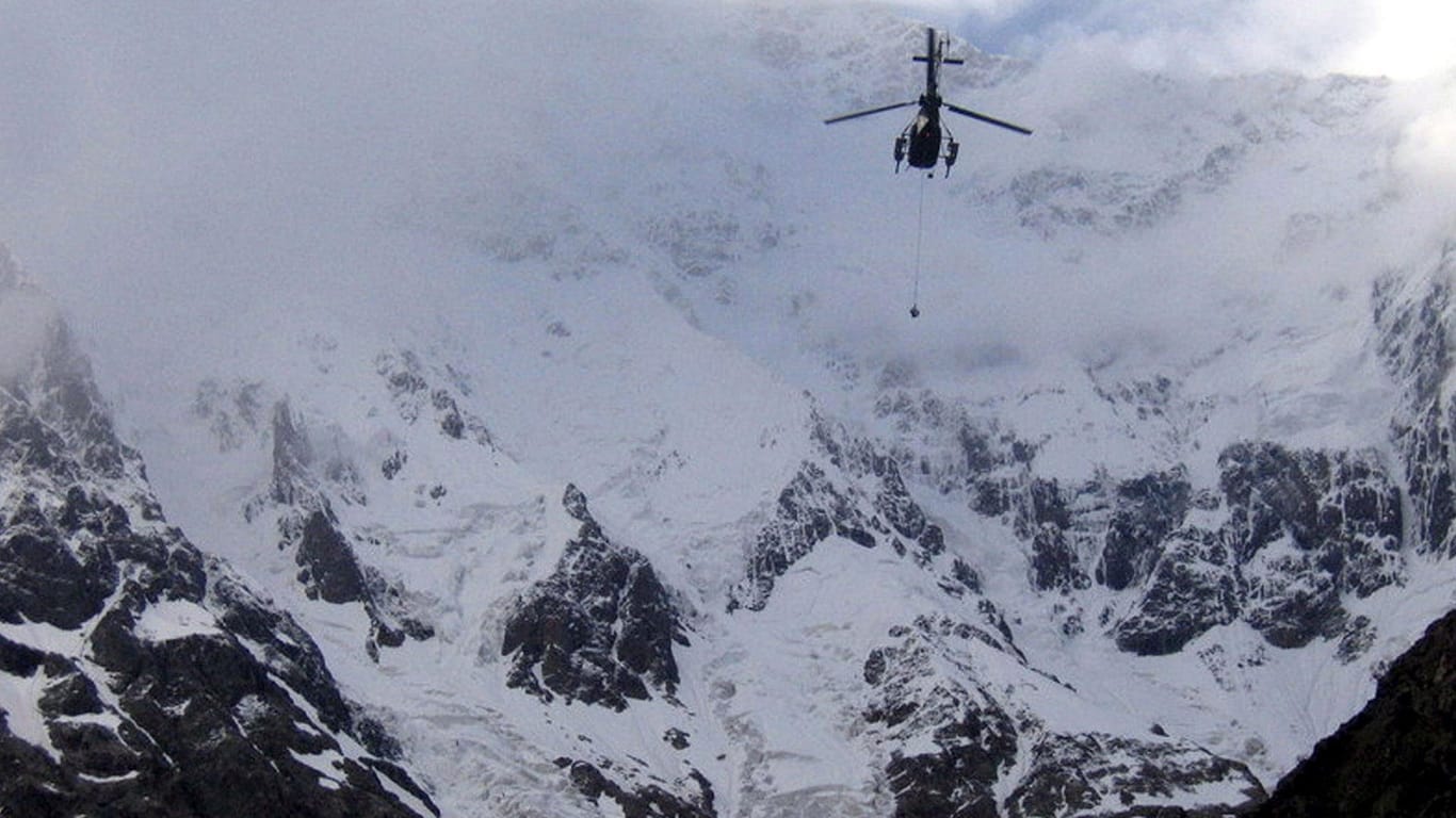 Pakistanischer Helikopter auf dem Weg zum Nanga Parbat im Himalaya: Rettungsoperation für zwei Bergsteiger am Nanga Parbat angelaufen