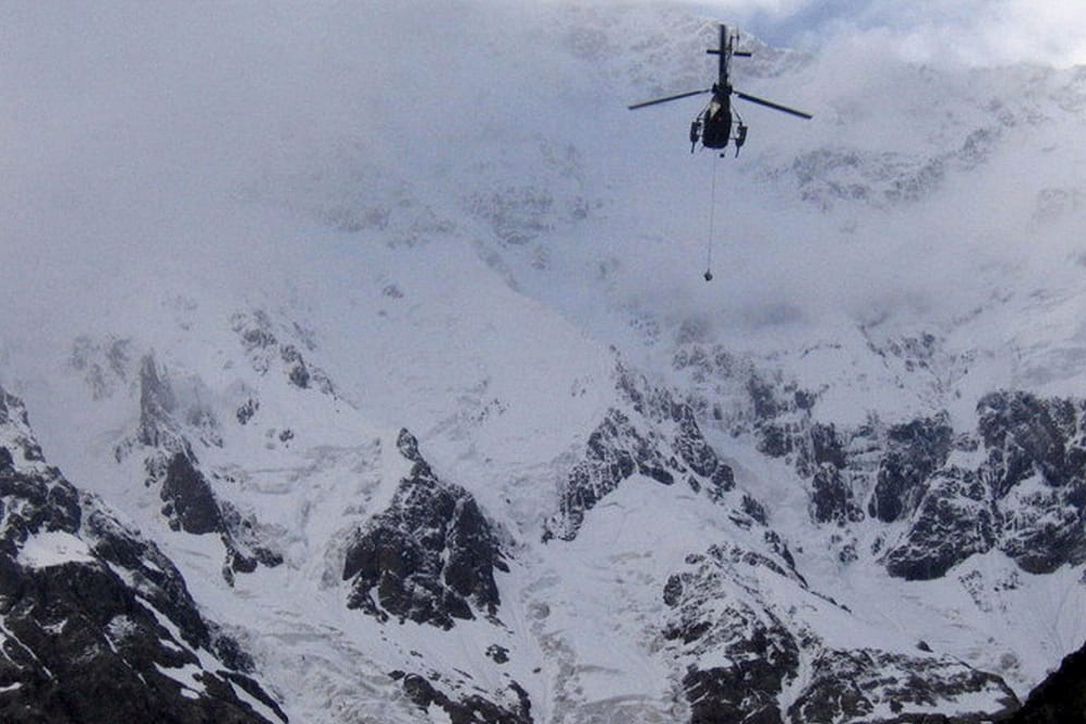 Pakistanischer Helikopter auf dem Weg zum Nanga Parbat im Himalaya: Rettungsoperation für zwei Bergsteiger am Nanga Parbat angelaufen