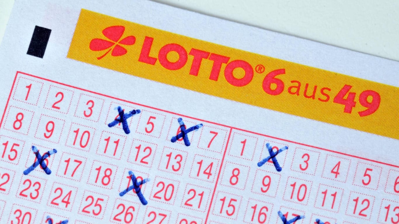 Ausgefüllter Lottoschein: Ein Lottospieler hat am Samstag mehr als 31 Millionen Euro gewonnen.