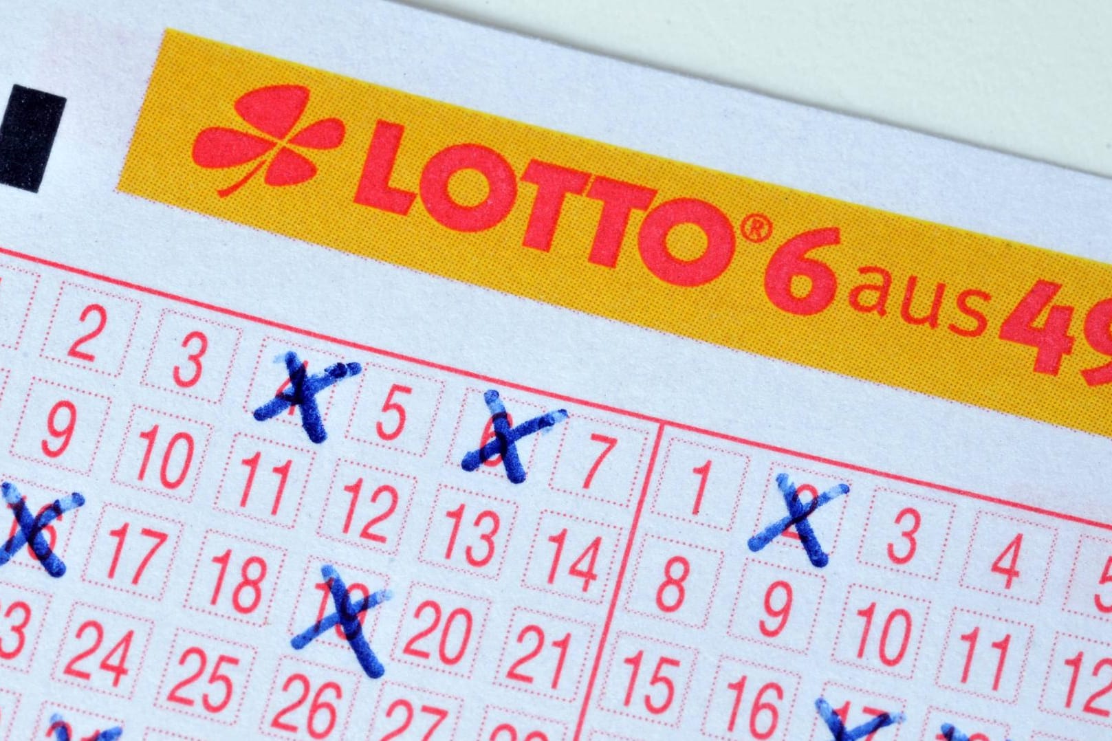 Ausgefüllter Lottoschein: Ein Lottospieler hat am Samstag mehr als 31 Millionen Euro gewonnen.