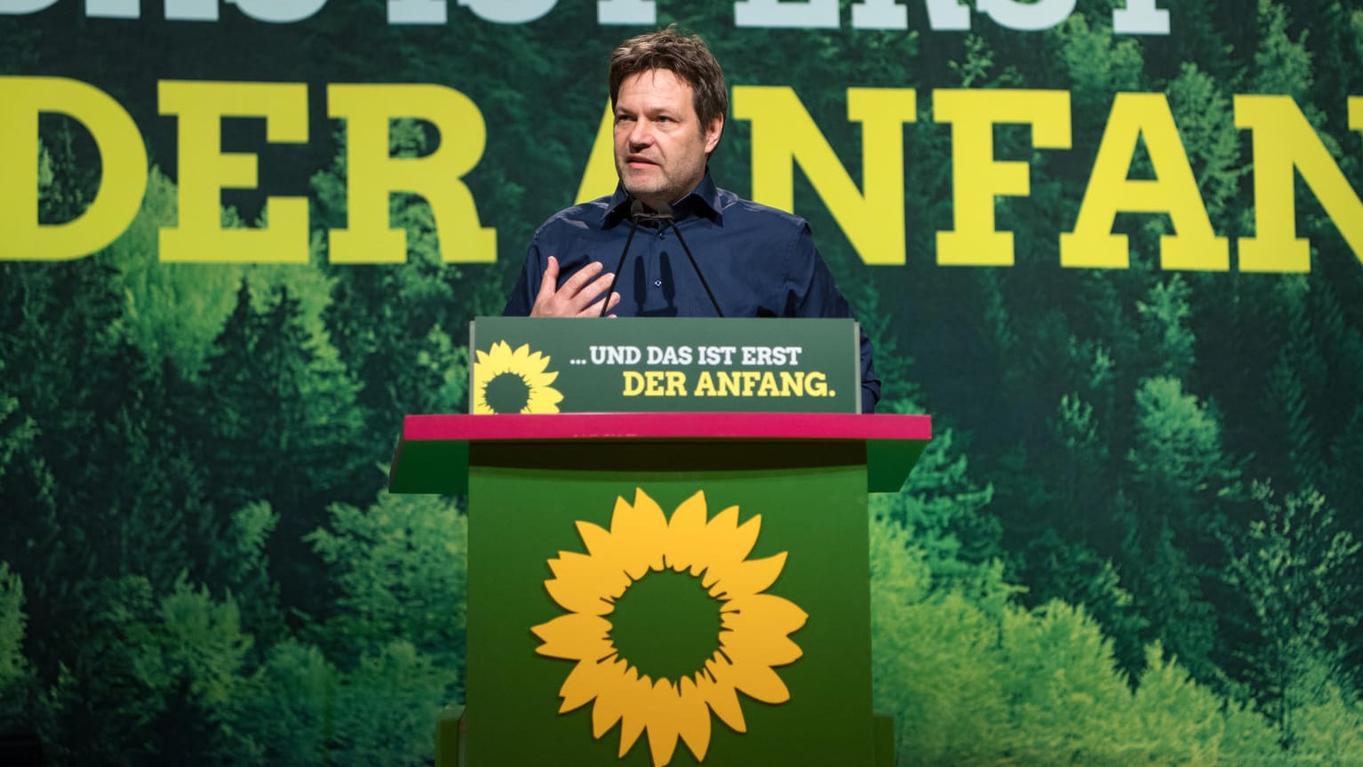 Robert Habeck spricht auf dem Grünen-Parteitag in Hannover.