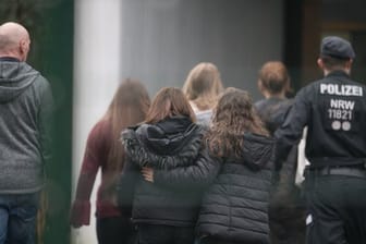 Am Tag der Tat in Lünen: Polizisten begleiten Kinder über den Pausenhof der Käthe-Kollwitz-Gesamtschule.