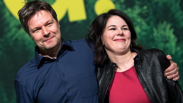 Die neuen Vorsitzenden Robert Habeck und Annalena Baerbock freuen sich über ihre Wahl auf dem Grünen-Parteitag in Hannover.