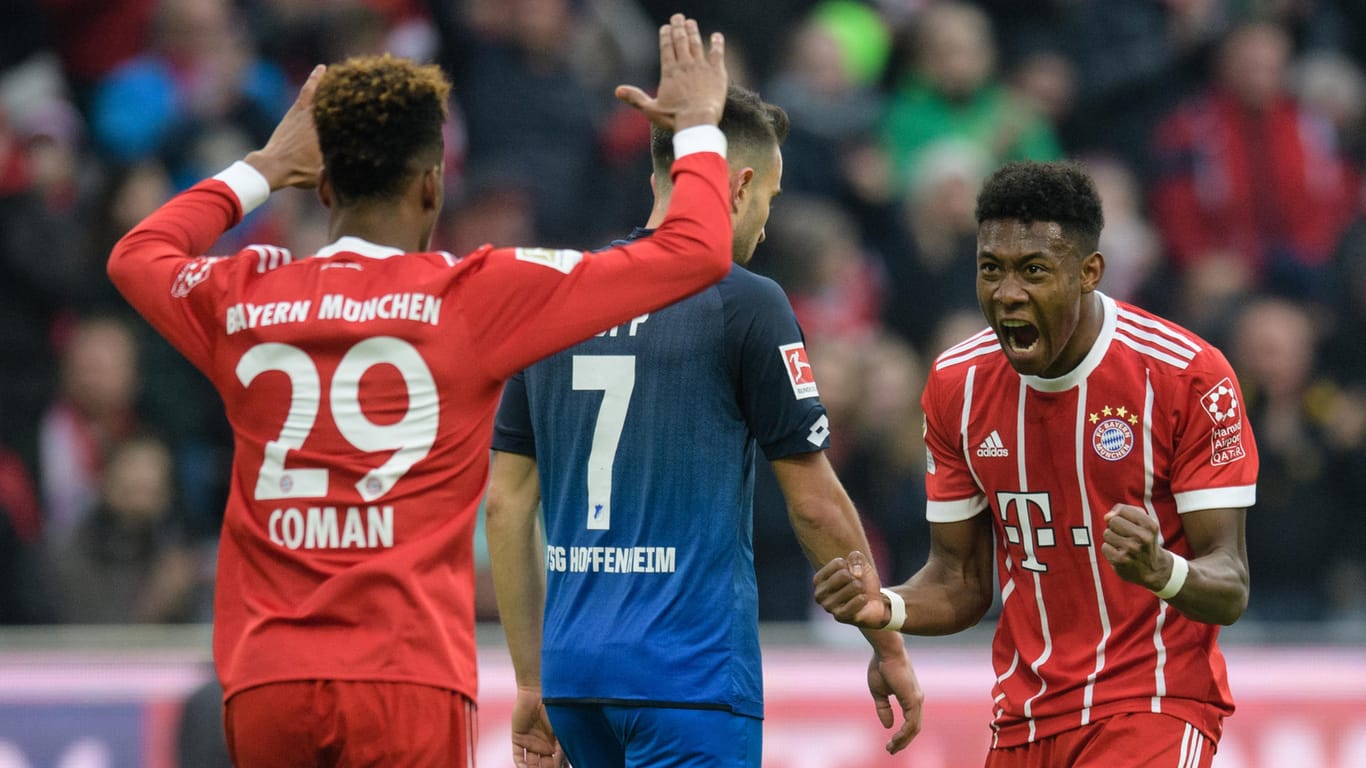 Kingsley Coman jubelt mit David Alaba: Die Bayern siegen nach großer Aufholjagd noch gegen Hoffenheim.