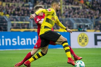 Im Zweikampf: Dortmunds Jeremy Toljan (vo.) und Freiburgs Lukas Kübler.
