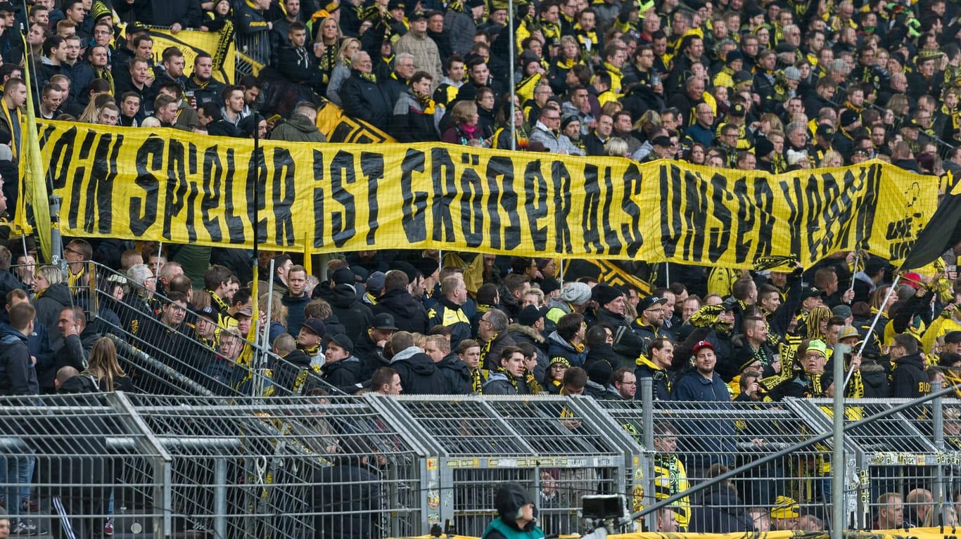 Kritik von der Südtribüne: BVB-Fans halten als Botschaft an den wechselwilligen Pierre-Emerick Aubameyang ein Plakat hoch, auf dem steht: "Kein Spieler ist größer als unser Verein".