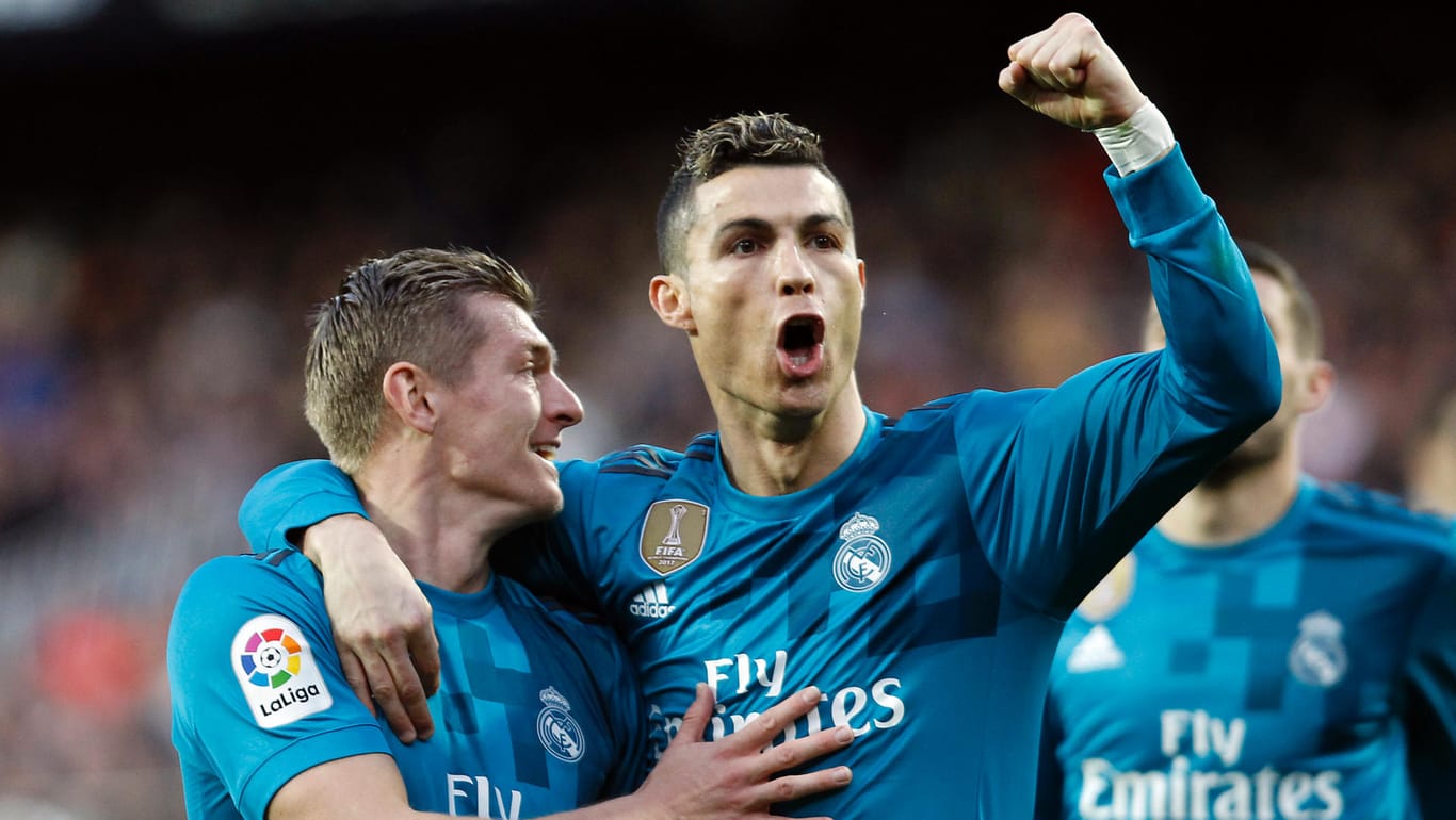 Ton Kroos (l.) feiert mit Cristiano Ronaldo: Die Torschützen von Real Madrid unter sich.