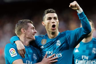 Ton Kroos (l.) feiert mit Cristiano Ronaldo: Die Torschützen von Real Madrid unter sich.