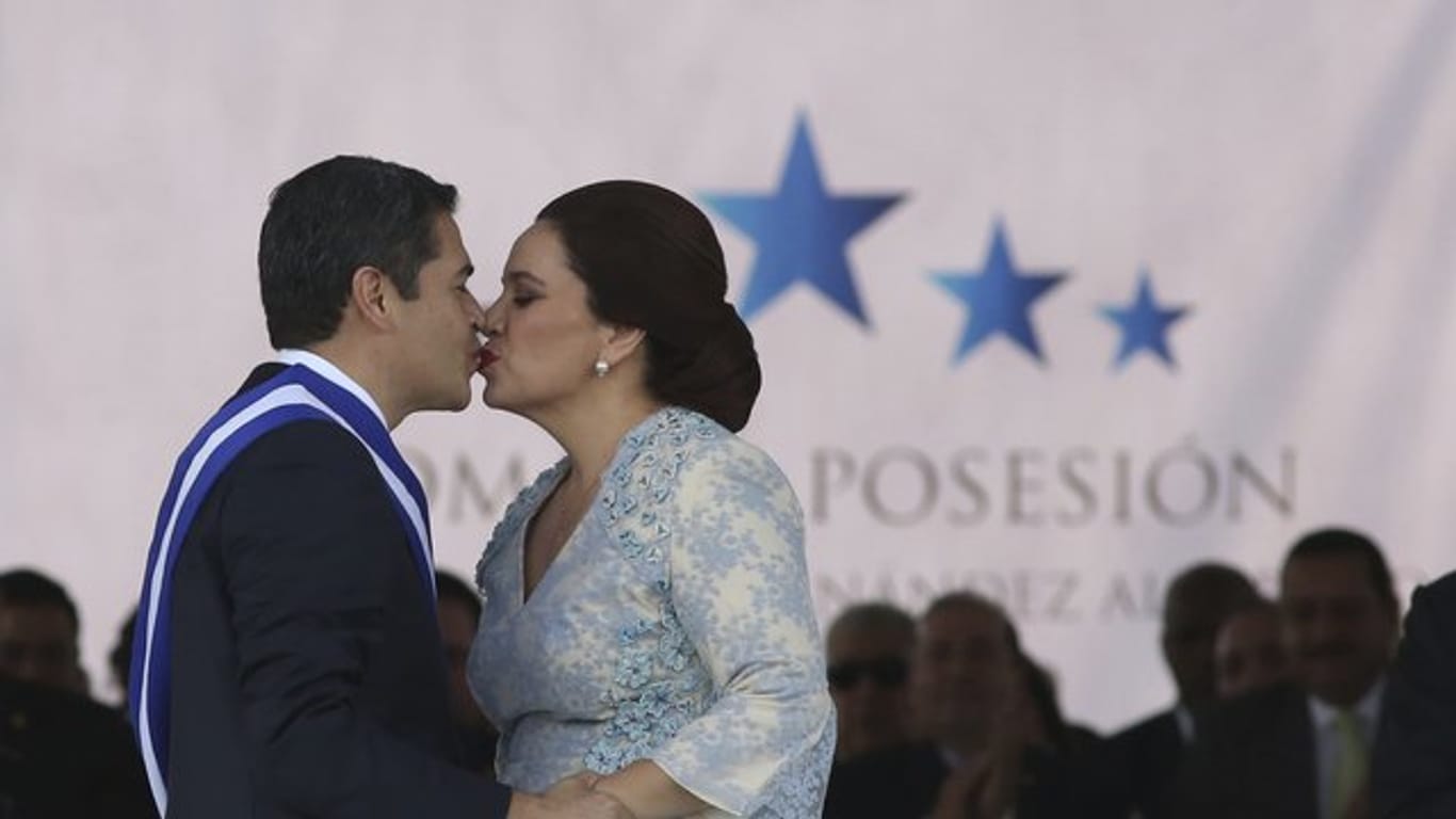 Präsident Juan Orlando Hernandez und seine Frau Ana Garcia nach seiner Vereidigung in Tegucigalpa.