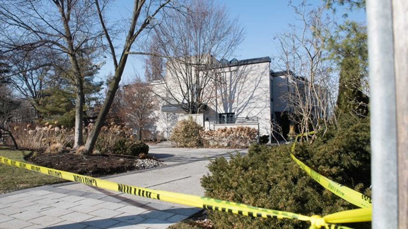 Eine Polizeiabsperrung vor dem Haus, in dem der kanadische Milliardär Barry Sherman und seine Frau Honey ermordet wurden.