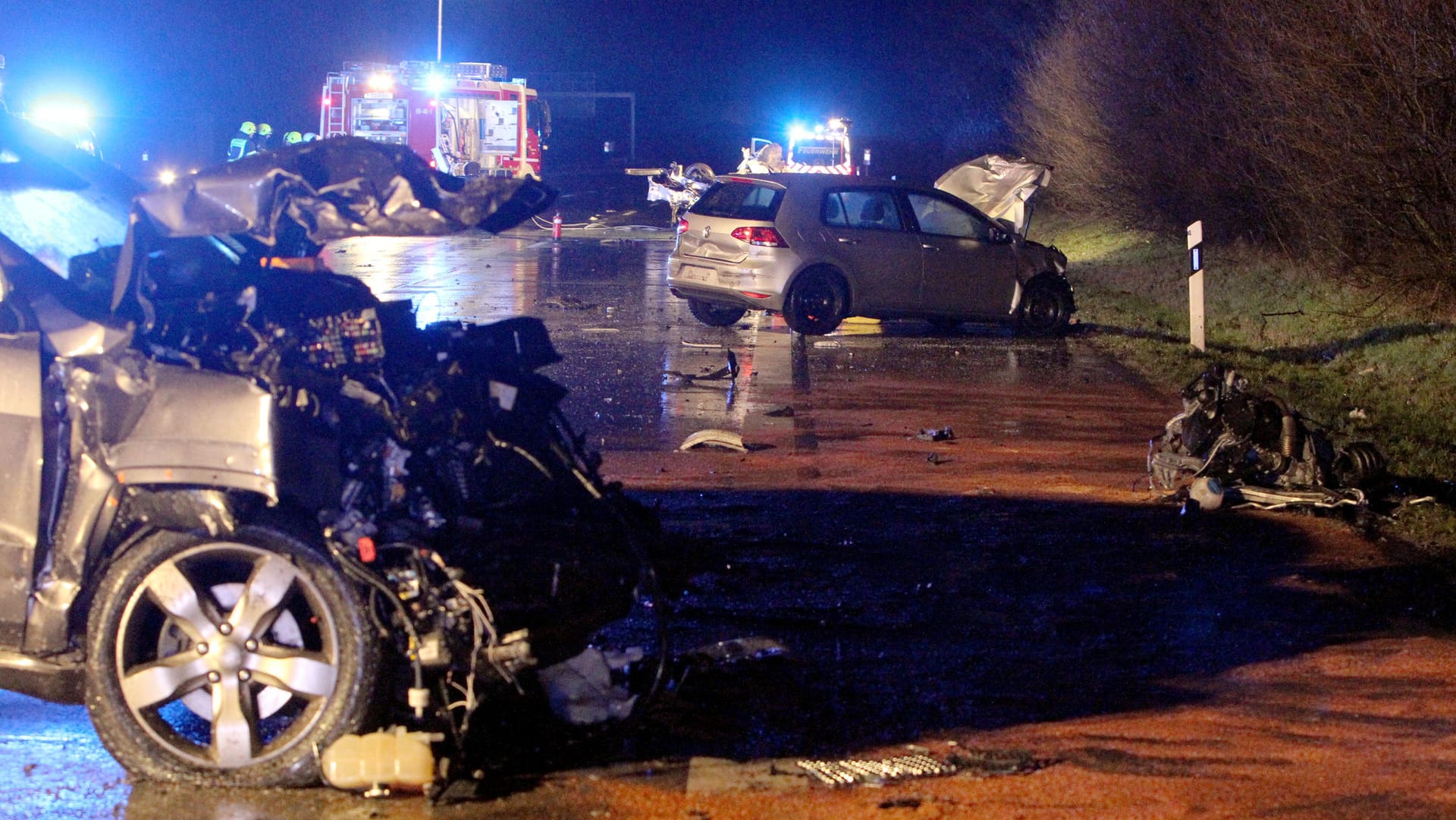 Demolierte Fahrzeuge, Autoteile und ein Motorblock: Der Unfall ereignete sich beim Autobahnkreuz Bargteheide nördlich von Hamburg. Demolierte Fahrzeuge, Autoteile und ein Motorblock: Der Unfall ereignete sich beim Autobahnkreuz Bargteheide nördlich von Hamburg.