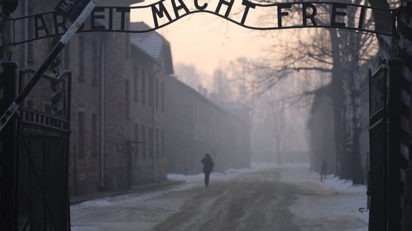 Der Eingang des Konzentrationslagers Auschwitz-Birkenau mit dem Schriftzug "Arbeit macht frei".