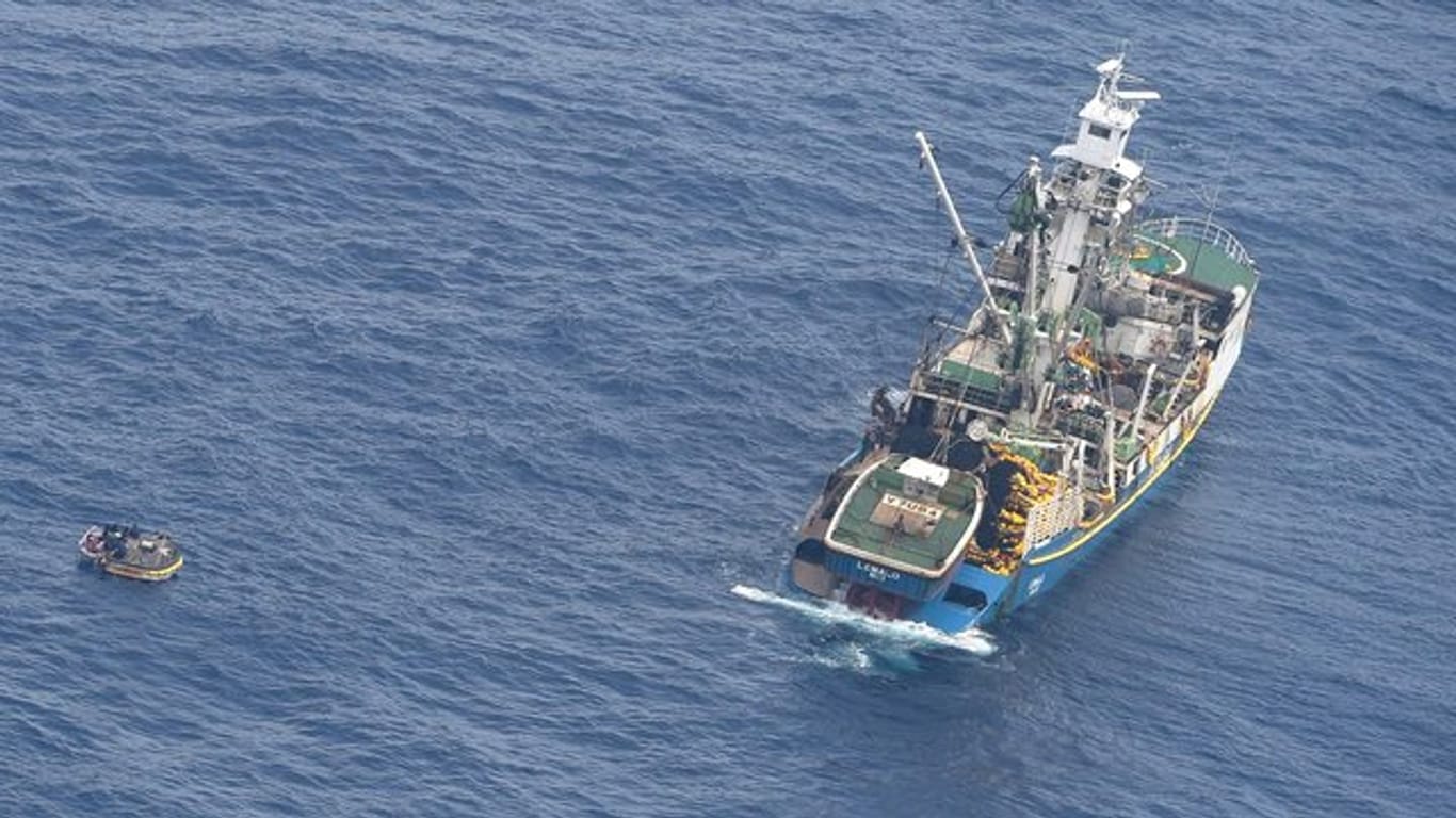Das vom neuseeländischen Militär zur Verfügung gestellte Foto zeigt ein Fischerboot, das die Schiffbrüchigen von ihrem kleinen Boot rettet.