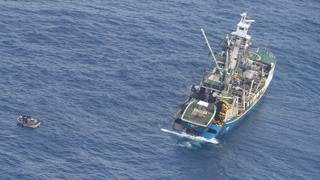 Das vom neuseeländischen Militär zur Verfügung gestellte Foto zeigt ein Fischerboot, das die Schiffbrüchigen von ihrem kleinen Boot rettet. Das vom neuseeländischen Militär zur Verfügung gestellte Foto zeigt ein Fischerboot, das die Schiffbrüchigen von ihrem kleinen Boot rettet.
