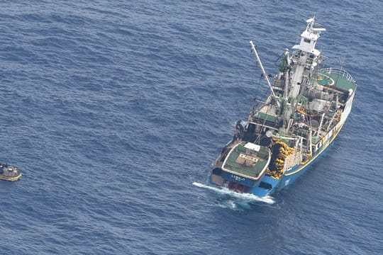 Das vom neuseeländischen Militär zur Verfügung gestellte Foto zeigt ein Fischerboot, das die Schiffbrüchigen von ihrem kleinen Boot rettet.