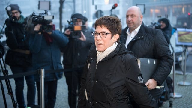 Einen Tag vor dem Unfall: Annegret Kramp-Karrenbauer kommt zur Fortsetzung der Sondierungen von Union und SPD im Konrad-Adenauer-Haus in Berlin. Einen Tag vor dem Unfall: Annegret Kramp-Karrenbauer kommt zur Fortsetzung der Sondierungen von Union und SPD im Konrad-Adenauer-Haus in Berlin.