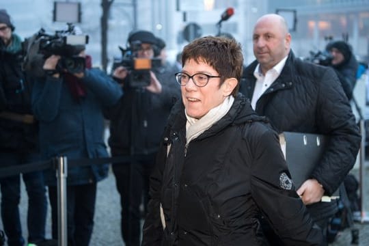 Einen Tag vor dem Unfall: Annegret Kramp-Karrenbauer kommt zur Fortsetzung der Sondierungen von Union und SPD im Konrad-Adenauer-Haus in Berlin.