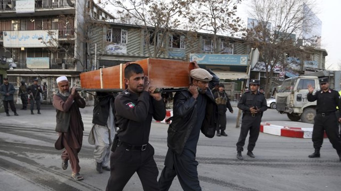 Auf dem Weg zur Bestattung: Der Sarg eines der Opfer in Kabul.