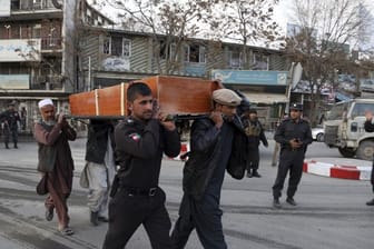 Auf dem Weg zur Bestattung: Der Sarg eines der Opfer in Kabul.