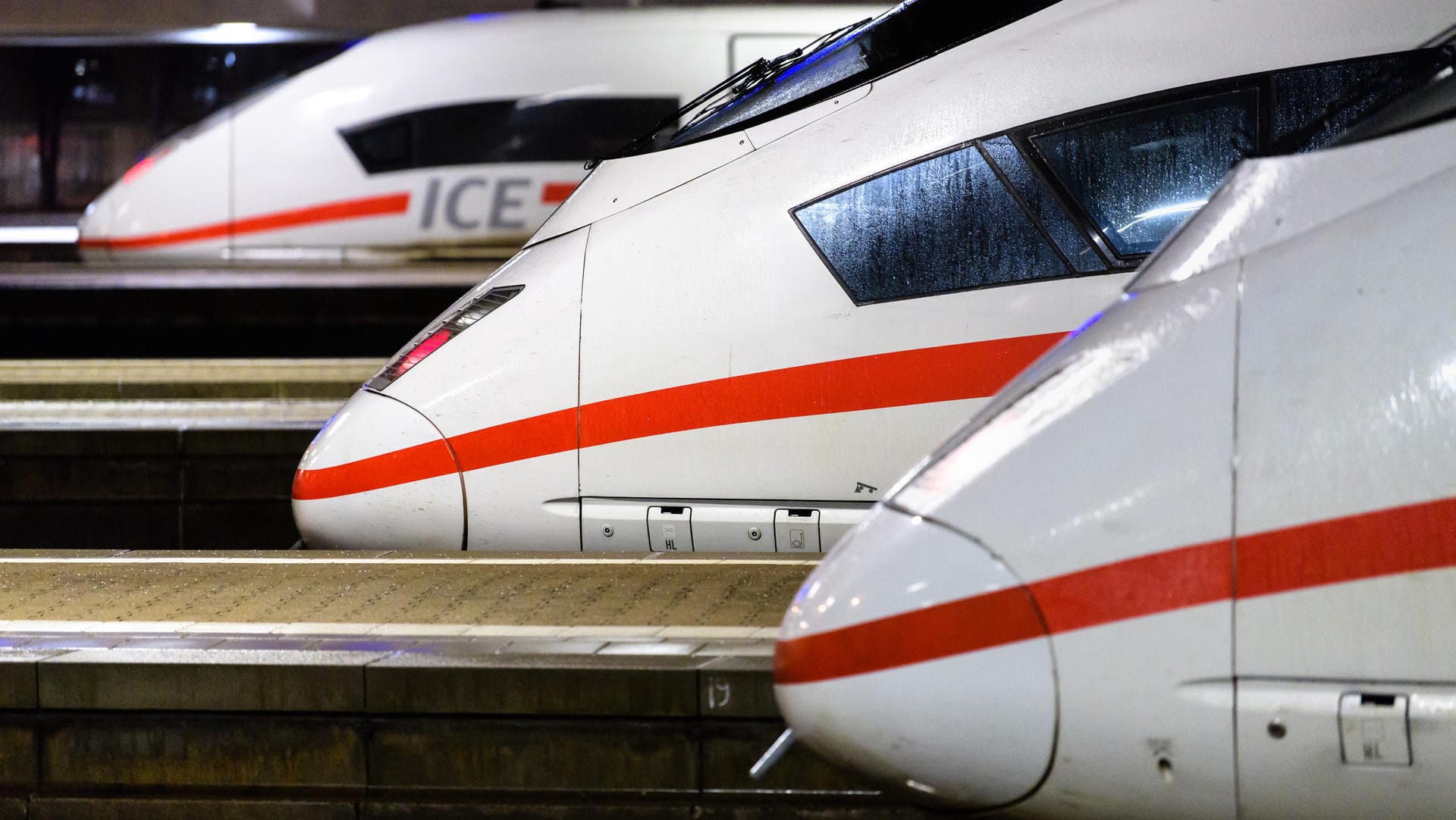 ICE-Züge im Münchner Hauptbahnhof: Allein in diesem Jahr will die Bahn 1000 Lokführer und Lokführer-Azubis einstellen. ICE-Züge im Münchner Hauptbahnhof: Allein in diesem Jahr will die Bahn 1000 Lokführer und Lokführer-Azubis einstellen.
