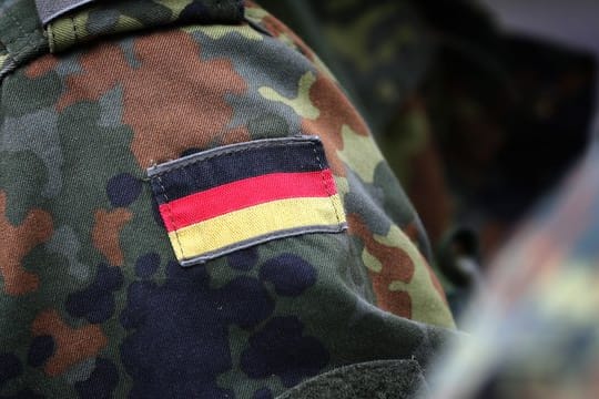 Bundeswehrsoldaten in Uniform.