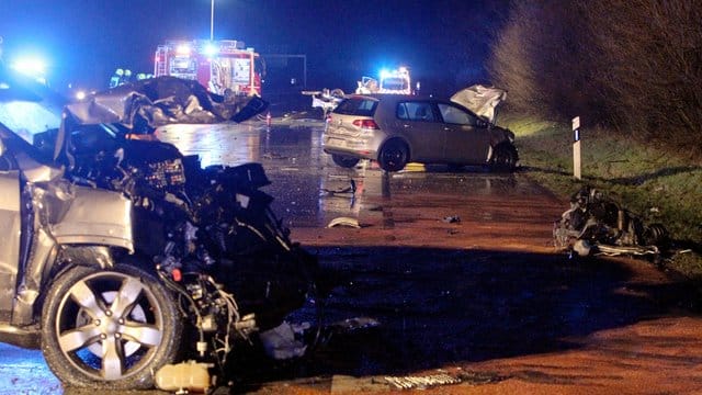 Demolierte Fahrzeuge, Autoteile und ein Motorblock auf der Autobahn 1 bei Bargteheide. Demolierte Fahrzeuge, Autoteile und ein Motorblock auf der Autobahn 1 bei Bargteheide.