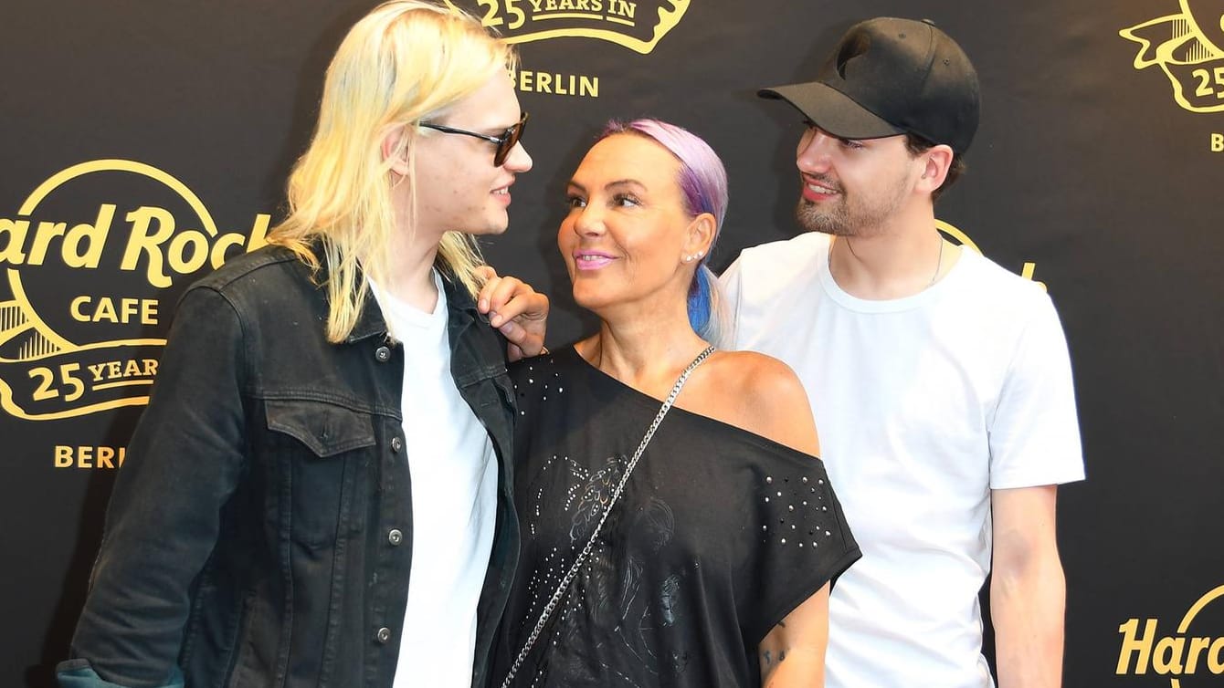 Wilson Gonzales (l.), Natascha und Jimi Blue Ochsenknecht (r.): Das Trio steht gern in der Öffentlichkeit.