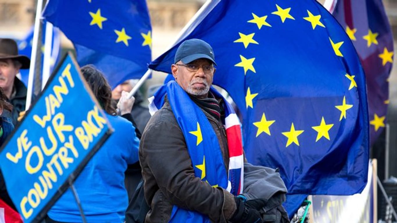Sie wollen drinbleiben: Demonstranten schwenken in London bei einer Anti-Brexit-Kundgebung vor dem britischen Parlament Flaggen der EU und Großbritanniens.