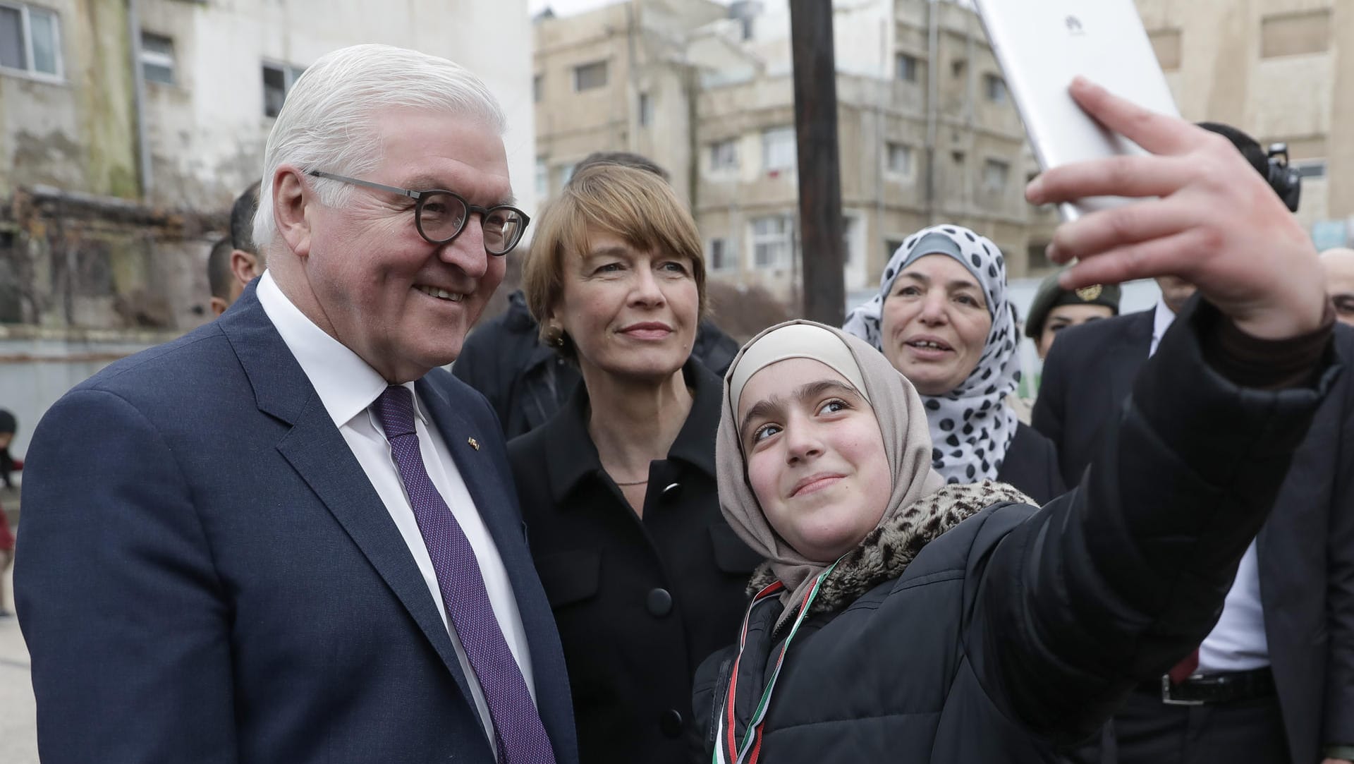 Selfie mit Staatsgast: Bundespräsident Frank-Walter Steinmeier und seine Ehefrau Elke Büdenbender beim Besuch der deutsch-arabischen Al-Quds-Schule in Amman. Selfie mit Staatsgast: Bundespräsident Frank-Walter Steinmeier und seine Ehefrau Elke Büdenbender beim Besuch der deutsch-arabischen Al-Quds-Schule in Amman.