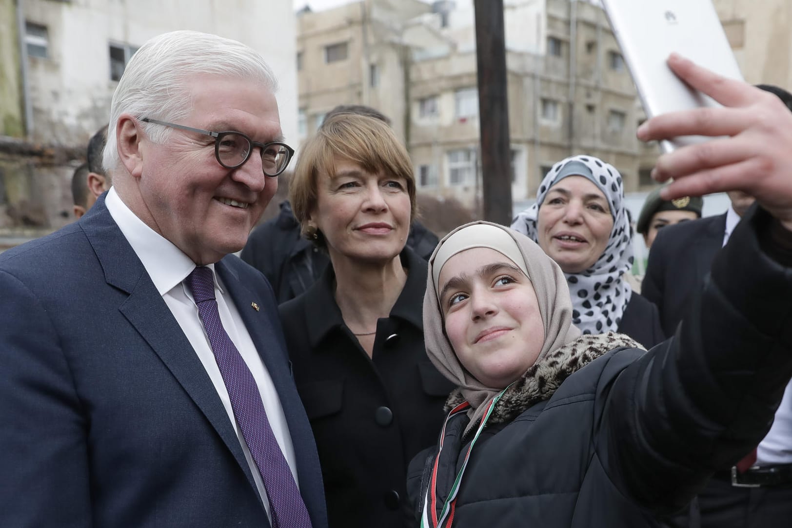 Selfie mit Staatsgast: Bundespräsident Frank-Walter Steinmeier und seine Ehefrau Elke Büdenbender beim Besuch der deutsch-arabischen Al-Quds-Schule in Amman.