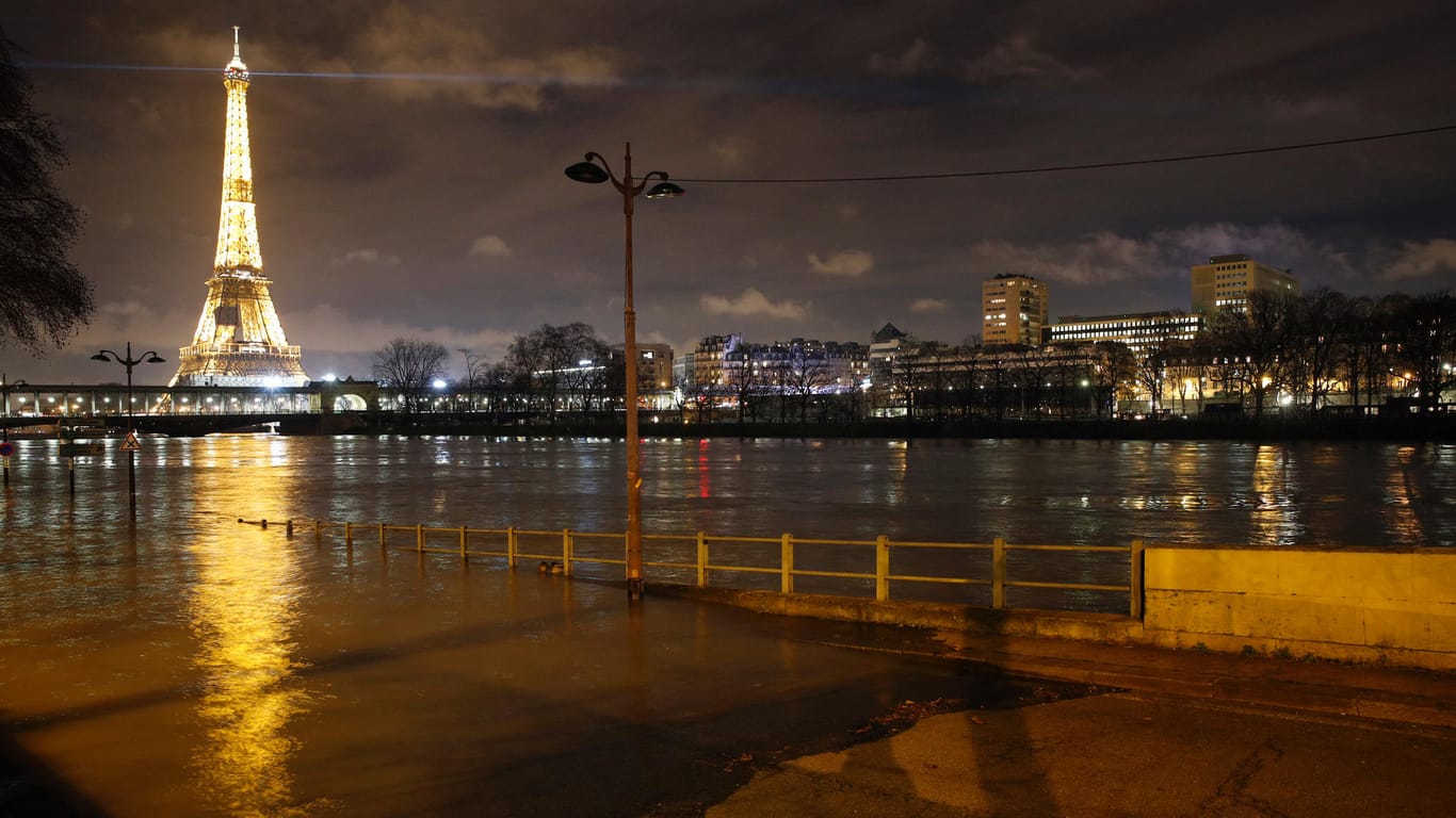 Evakuierungen, gesperrte Straßen, geschlossene Bahnstationen: Das Hochwasser in Paris steigt weiter an.
