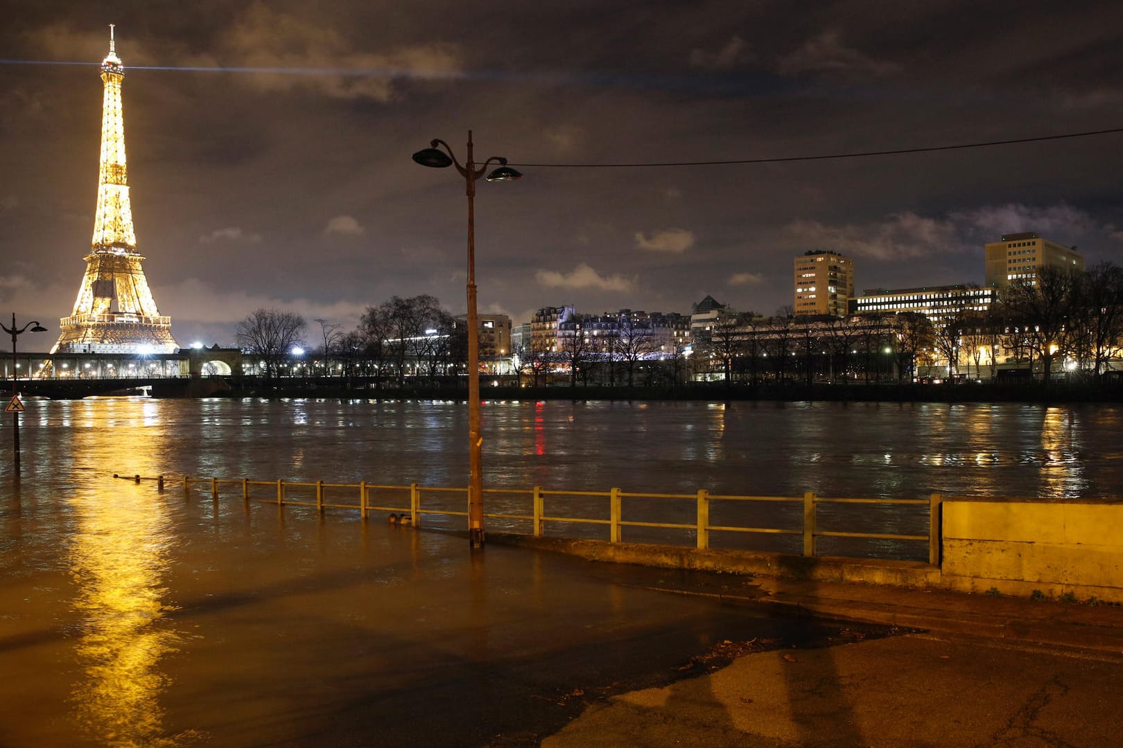 Evakuierungen, gesperrte Straßen, geschlossene Bahnstationen: Das Hochwasser in Paris steigt weiter an.