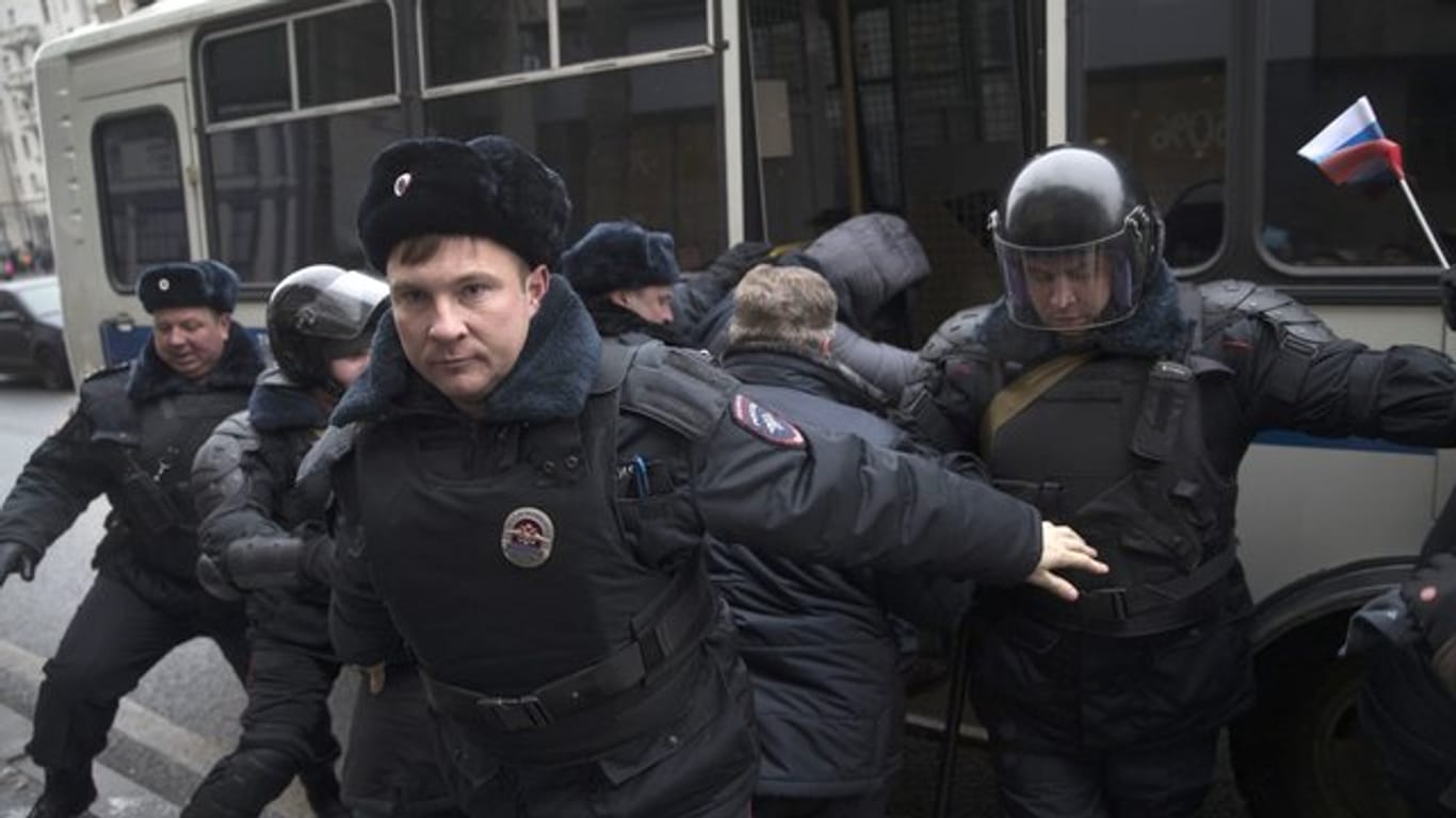 Der russische Oppositionelle Alexej Nawalny (verdeckt, hinten, M) wird in Moskau von Polizisten festgenommen.