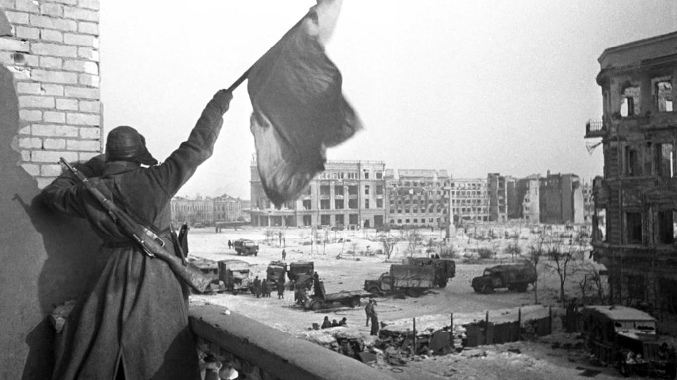 Stalingrad 1943: Nach der Kapitulation schwenkt ein Rotarmist das Banner der Sowjetunion.
