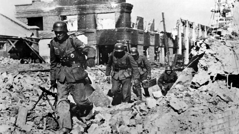 Stalingrad 1942: Deutscher Stoßtrupp im Häuserkampf.