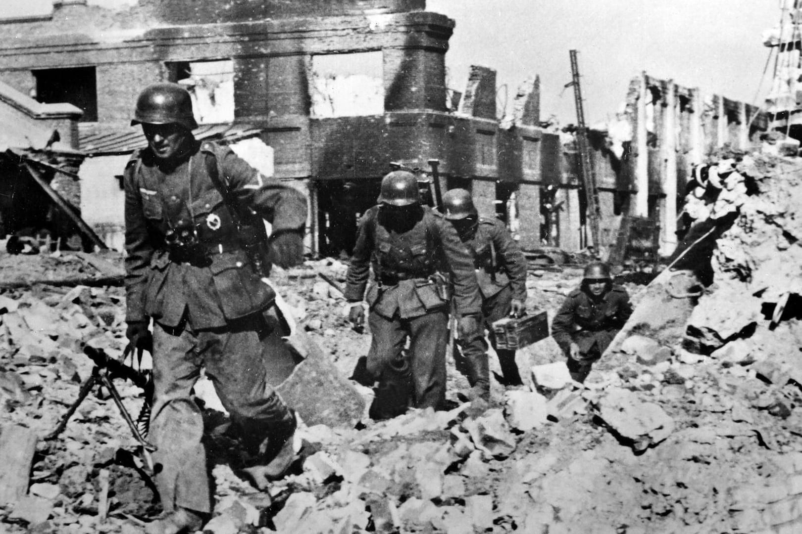 Stalingrad 1942: Deutscher Stoßtrupp im Häuserkampf.