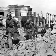 Stalingrad 1942: Deutscher Stoßtrupp im Häuserkampf.