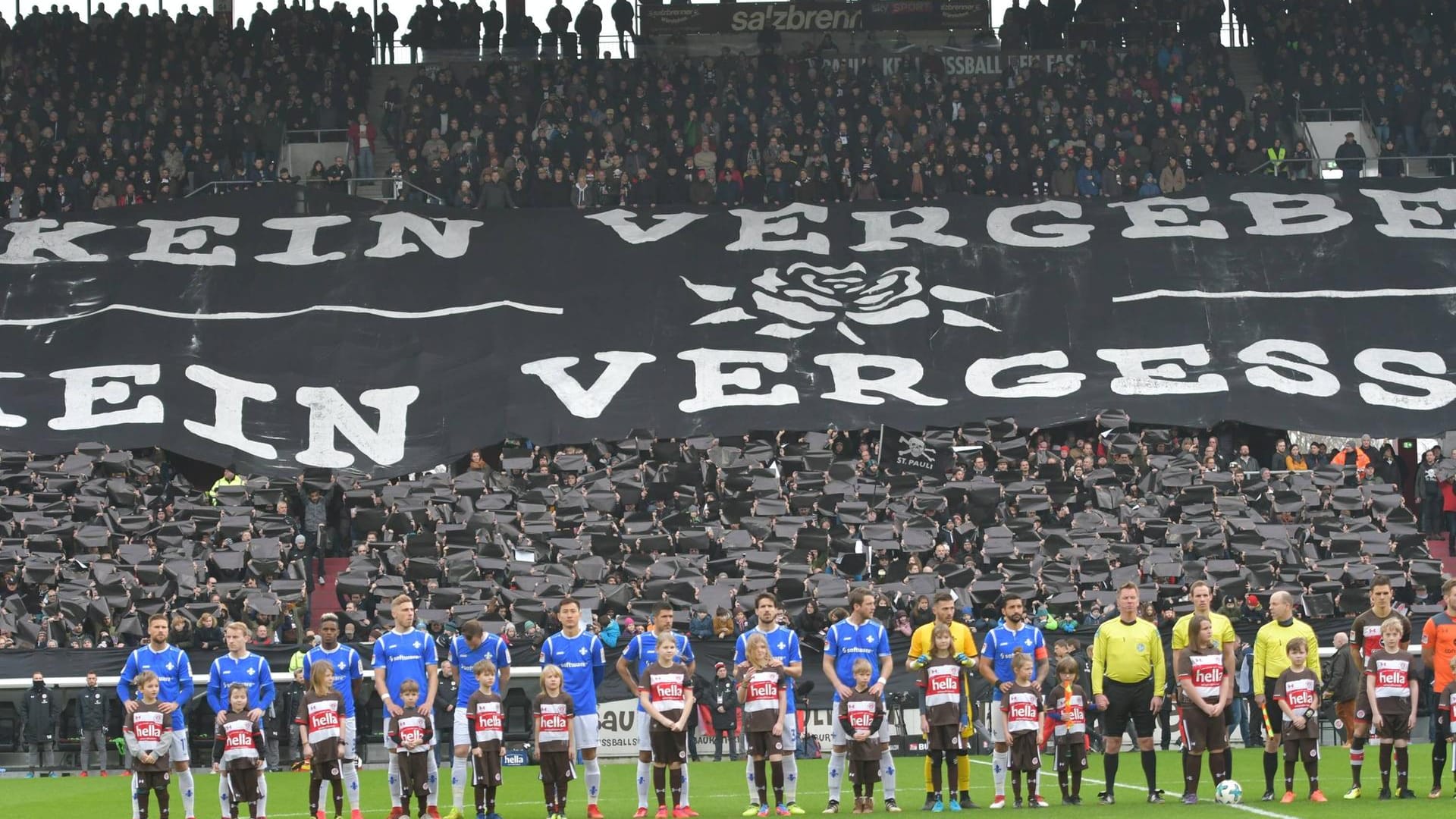 "Kein Vergeben. Kein Vergessen": Mit ihrer Choreografie beteiligen sich die Anhänger des FC St. Pauli am Holocaust-Gedenktag. "Kein Vergeben. Kein Vergessen": Mit ihrer Choreografie beteiligen sich die Anhänger des FC St. Pauli am Holocaust-Gedenktag.