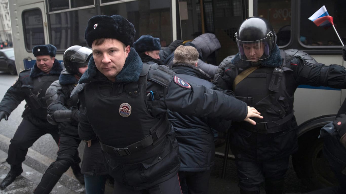Festnahme in Moskau: Polizisten drängen Nawalny (Mitte, mit Kapuze) in einen Bus.